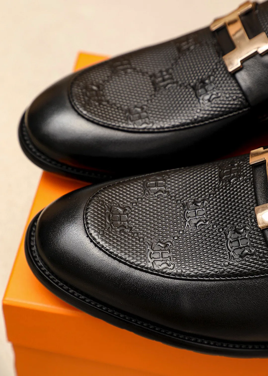 Men's shoes 💰442 💐 Product trademark: HERMES "Hermès" casual leather shoes Regular size: 38-44 (45🉑️customized) Product materials: Selected imported first-layer calfskin embroidered upper + luxury hardware buckle, imported water-dyed 🐂 cowhide lining. Strong three-dimensional visual effect, combined outsole Color: 1⃣️color optional